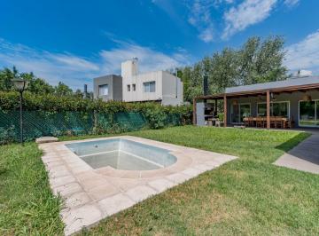 Casa · 180m² · 5 Ambientes · 2 Cocheras · Venta - Casa de 3 Dorm., Cochera Doble y Pileta - Pueblo Esther.