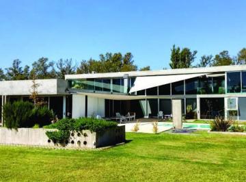 Casa · 611m² · 7 Ambientes · 4 Cocheras · Venta Casa 4 Dorm. en Barrio Privado - Kentucky Club de Campo - Funes.