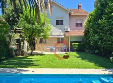 Casa · 212m² · 5 Ambientes · 2 Cocheras · Venta Chalet 5 Ambientes con Pileta, Jardín y Cochera en Martínez