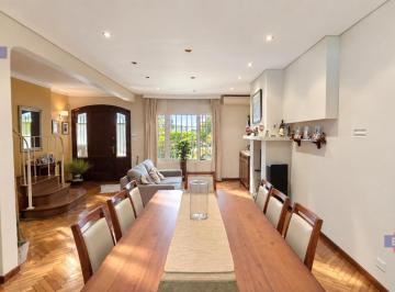 Casa · 212m² · 5 Ambientes · 2 Cocheras · Venta Chalet Apto Crédito 5 Ambientes con Pileta, Jardín y Cochera en Martínez