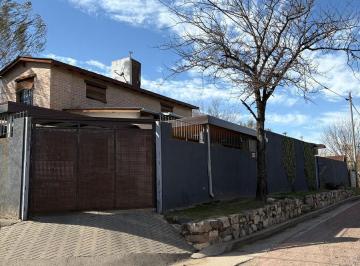 Casa · 180m² · 9 Ambientes · 2 Cocheras · Casa con Pileta Unquillo - Apta Credito