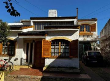 Casa de 7 ambientes, Ituzaingó · Impecable Chalet en Excelente Zona Residencial, Amplio Fondo