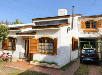 Casa de 7 ambientes, Ituzaingó · Impecable Chalet en Excelente Zona Residencial, Amplio Fondo