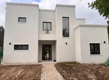 Casa · 241m² · 5 Ambientes · 1 Cochera · Casa en Venta en San Matias, Escobar, G. B. a. Zona Norte