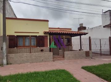 Casa de 4 ambientes, Miramar · Casa de 3 Ambientes con Departamento en Zona Céntrica de Miramar