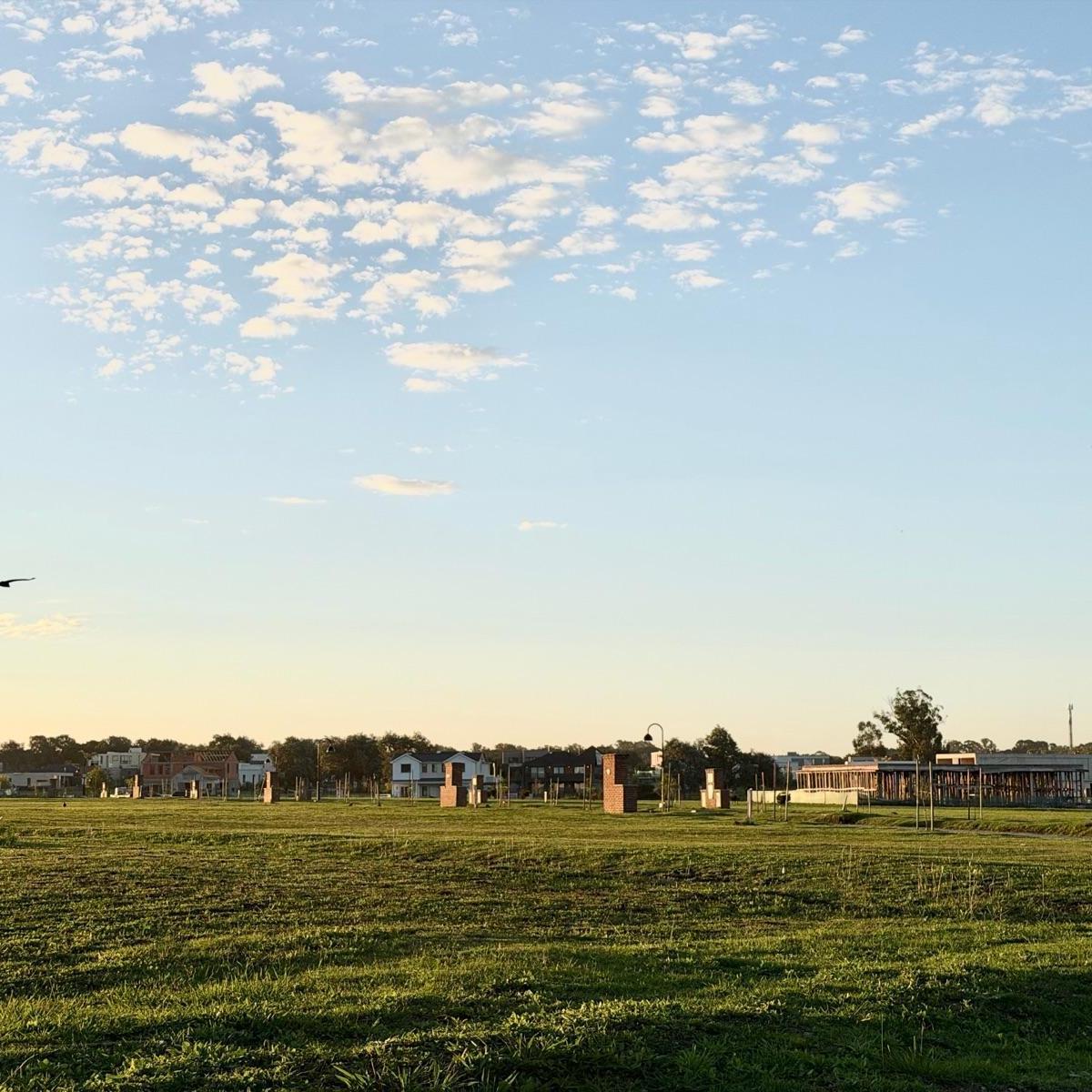 Ofrecemos a la venta espectacular lote en Barrio Casonas del Haras. Orientacion Norte con todo el sol de tarde.