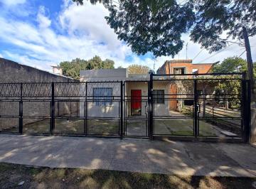 Casa · 71m² · 3 Ambientes · 1 Cochera · Casa en Alquiler en G. de Laferrere