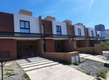 Casa · 122m² · 5 Ambientes · 2 Cocheras · Duplex 3 Dorm. en Docta con Asador y Patio