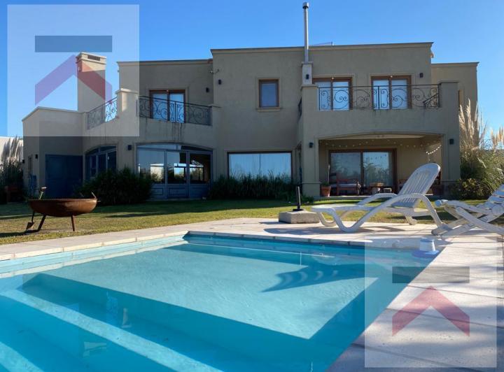 Casa · 320m² · 6 Ambientes · 2 Cocheras