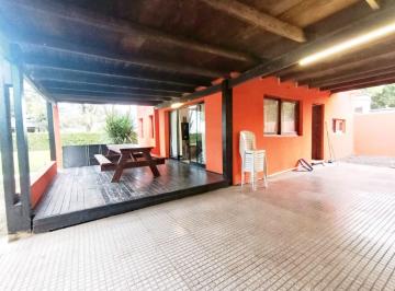 Casa · 99m² · 4 Ambientes · 2 Cocheras · Venta Casa