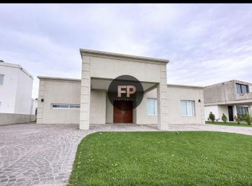 Casa · 180m² · 4 Ambientes · 2 Cocheras · Casa en Alquiler Cruz del Sur, San Vicente.