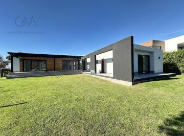 Casa · 146m² · 3 Ambientes · 2 Cocheras · Casa en Venta en Arenas del Sur