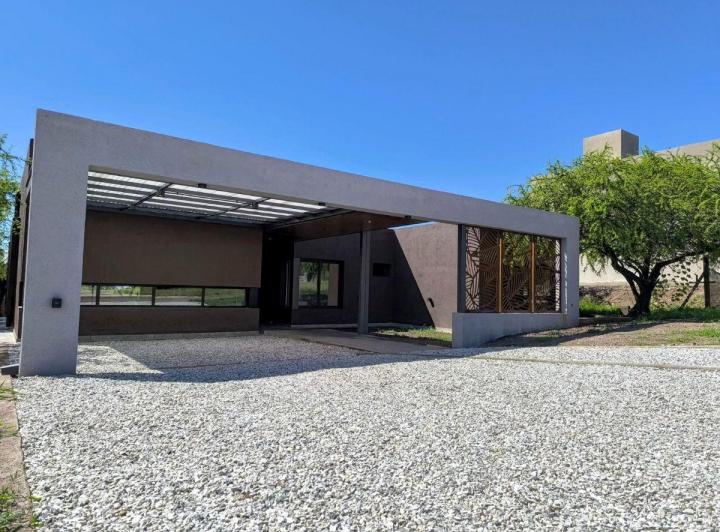 Casa · 230m² · 7 Ambientes · 2 Cocheras
