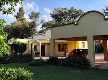 Quinta vacacional · 225m² · 5 Ambientes · 2 Cocheras · Casaquinta Estilo Antigüo Reciclada en Excelente Estado