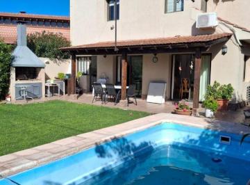 Casa · 261m² · 8 Ambientes · 2 Cocheras · Casa en Venta Barrio Privado Dalvian