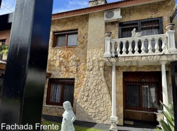 Casa · 220m² · 5 Ambientes · 2 Cocheras · Casa en Venta en Villa Ballester 5 Ambientes con Pileta, Quincho y Cochera | Lote Propio 10x30 – Exc