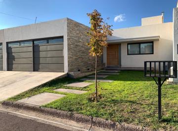 Casa · 170m² · 6 Ambientes · 2 Cocheras · Casa en Maipu