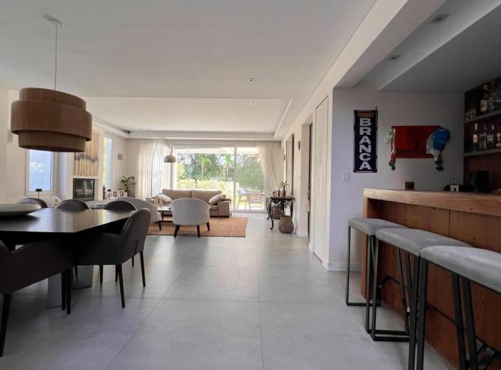 Casa · 270m² · 5 Ambientes · 2 Cocheras