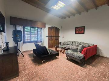 Casa · 270m² · 5 Ambientes · 2 Cocheras · Casa Esquina en Guaymallen a Dos Cuadras de Ciudad.