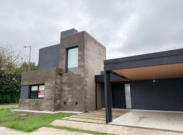 Casa · 140m² · 5 Ambientes · 2 Cocheras · Casa a Estrenar con Dormitorio en Planta Baja en Campo Chico - Tres Dorm.