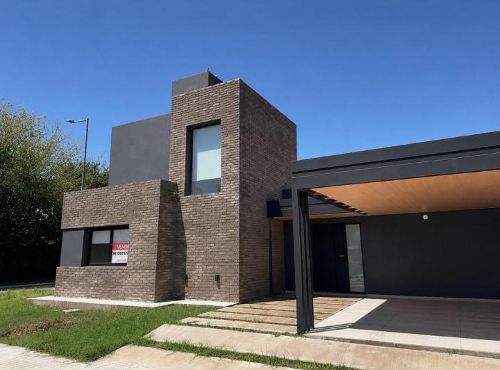 Casa · 140m² · 5 Ambientes · 2 Cocheras
