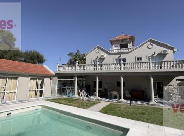 Casa · 379m² · 6 Ambientes · 2 Cocheras · Venta – Casa de 4 Dorm. con Pileta en Los Cielos, Valle Escondido