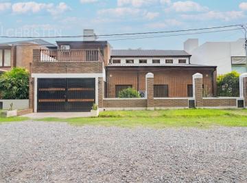 Casa en La Tatenguita · Casa en Venta en La Tatenguita. 3 Dorm. 3 Baños Cochera Doble Pileta