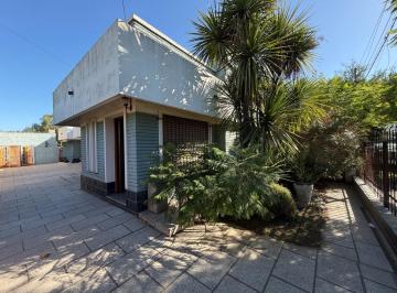 Casa · 140m² · 4 Ambientes · 1 Cochera · Casa en Lobos