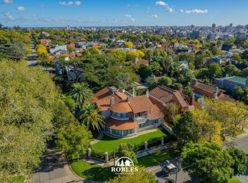 Casa · 360m² · 4 Ambientes · Residencia en Excelente Esquina del Barrio Los Troncos