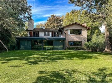 Casa · 442m² · 5 Dormitorios · 5 Cocheras · Excelente Casa en Venta con un Jardín Espectacular Orientado Al Norte, en Las Lomas de San Isidro.