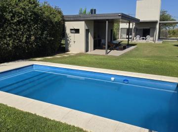 Casa · 64m² · 5 Ambientes · 2 Cocheras · Casa con Pileta y Quincho en Las Tardes, Roldán.