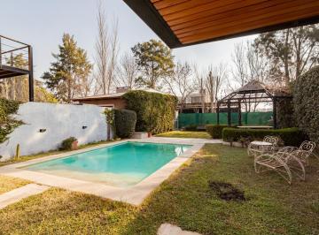 Casa · 135m² · 9 Ambientes · 4 Cocheras · Venta / Permuta. Casa 3 Dorm. con Pileta. Barrio Abierto Las Pérgolas. Soldini