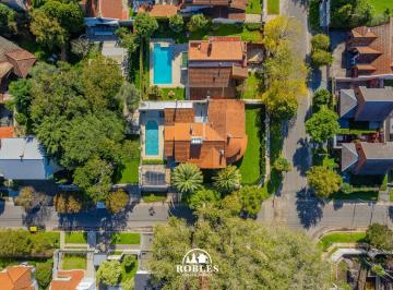 Casa · 360m² · 4 Ambientes · Importante Residencia Sobre Dos Lotes en El Barrio Los Troncos