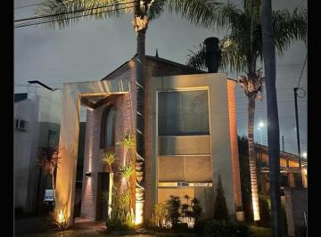 Casa · 220m² · 4 Ambientes · 3 Cocheras · Excelente Casa en Venta en Champagnat