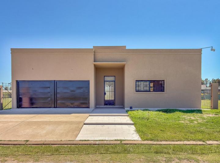 Casa · 208m² · 5 Ambientes · 4 Cocheras