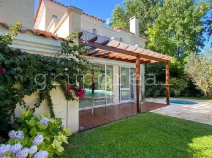 Casa · 200m² · 6 Ambientes