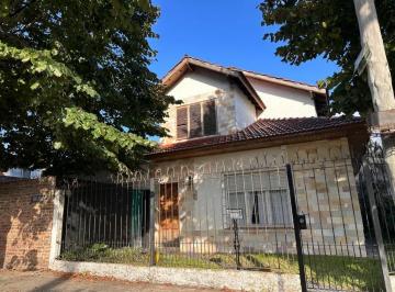 Casa · 150m² · 4 Ambientes · 1 Cochera · Casa Chalet en Venta en Quilmes, G. B. a. Zona Sur, Argentina