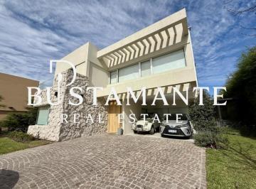 Casa · 300m² · 5 Ambientes · Casa en Venta – Adrogué Chico | 5 Ambientes con Piscina