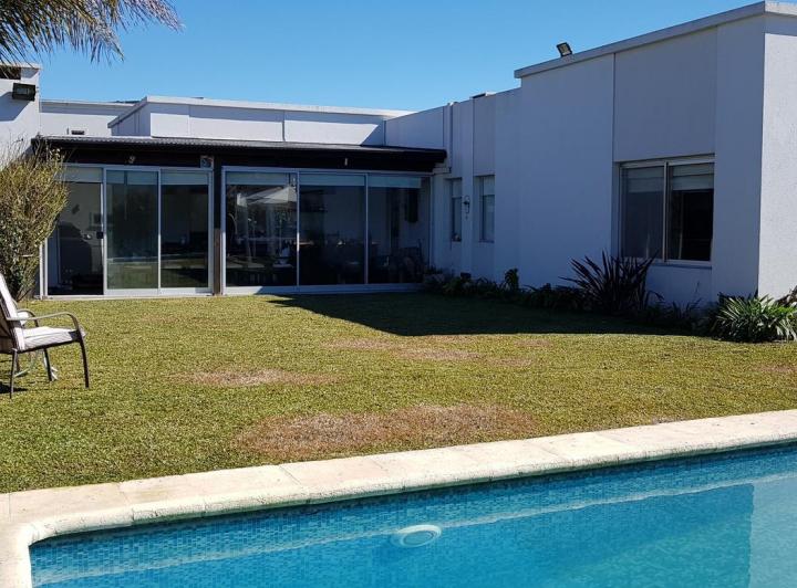 Casa en alquiler en Guillermo Hudson · 5 ambientes