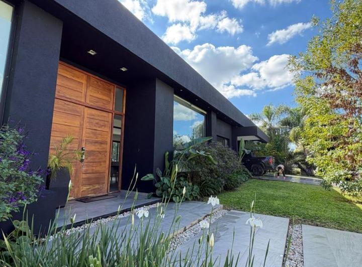 Casa · 360m² · 6 Ambientes · 2 Cocheras