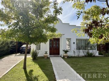 Casa · 126m² · 4 Ambientes · 2 Cocheras · Casa en Venta en San Ramiro, Pilar del Este