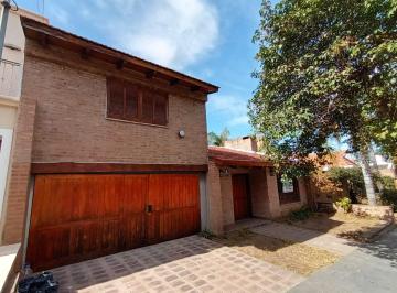 Casa · 300m² · 5 Ambientes · 2 Cocheras · Casa en Venta en Una Planta a m de Plaza República de Israel