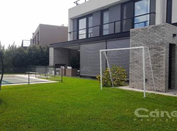 Casa · 270m² · 7 Ambientes · 2 Cocheras · Casa en Carpinchos, Nordelta