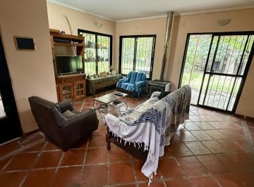 Casa · 115m² · 6 Ambientes · 1 Cochera · Casa de 4 Dorm., Cochera, Jardín y Pileta en Funes