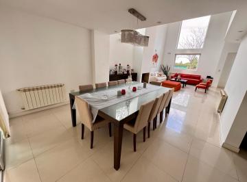 Casa · 1500m² · 6 Ambientes · Casa de Categoría - Altos del Chateau