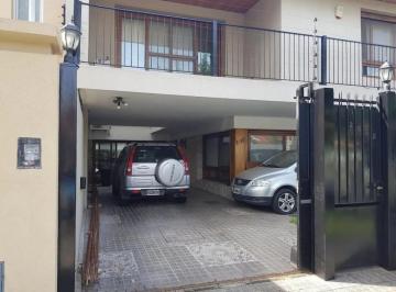 Casa · 180m² · 5 Ambientes · 2 Cocheras · Alquiler – Chalet de 5 Ambientes en 2 Plantas con Jardín y Pileta