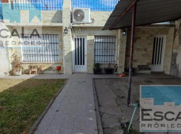 Casa · 90m² · 5 Ambientes · 2 Cocheras · Casa en Alquiler con Cochera y Jardin