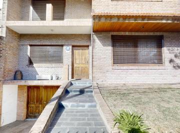 Casa · 340m² · 8 Ambientes · 2 Cocheras · Chalet en Venta de 7 Ambientes en Martinez con Jardín, Cochera y Dependencia