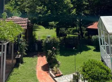 Casa · 180m² · 4 Ambientes · 1 Cochera · Casa Quinta en Villa Elisa con Parque, Pileta Cubierta y Quincho