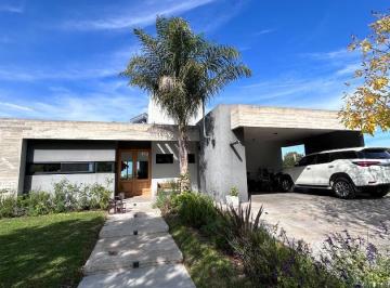 Casa · 174m² · 4 Ambientes · 4 Cocheras · Casa en Una Planta con Vista Al Golf y Al Lago